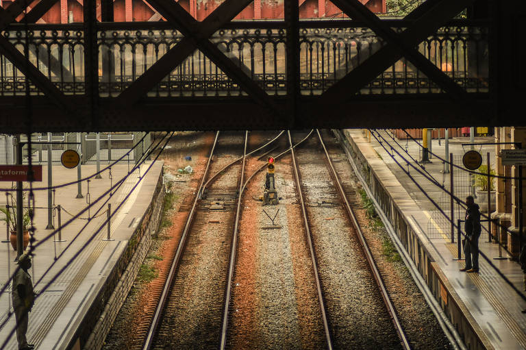 Visão dos trilhos na Estação da Luz, uma das que tinha maior movimento em São Paulo