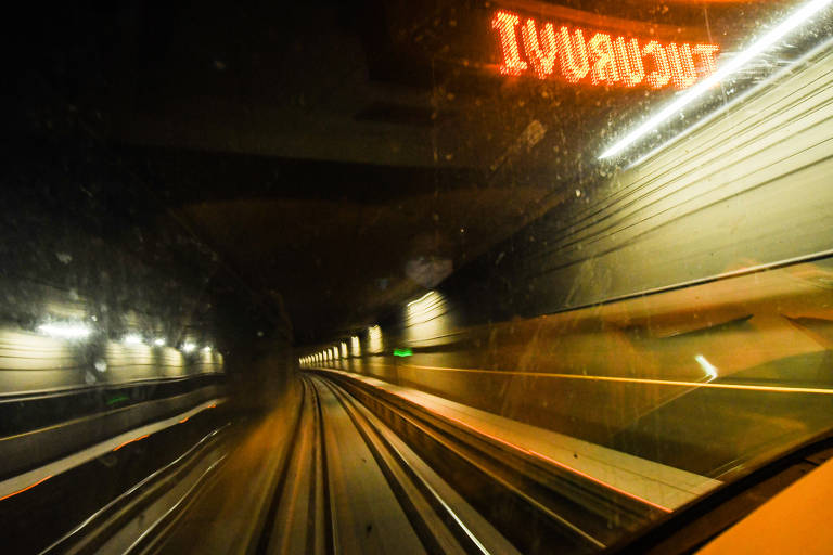 Metrô passa pelos trilhos no sentido Estação Tucuruvi.