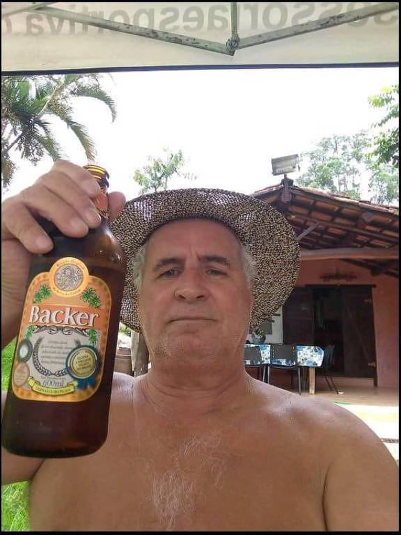 José Osvaldo Faria segura garrafa com a cerveja da marca Backer