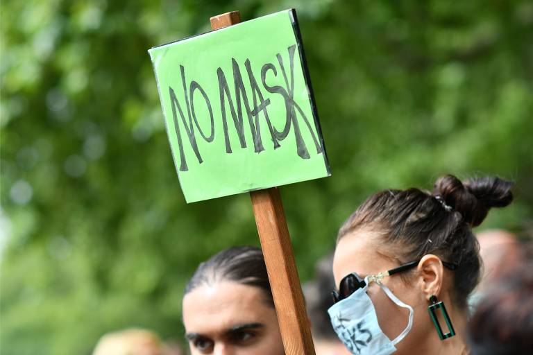 Manifestantes protestam contra obrigatoriedade do uso de máscaras no Reino Unido