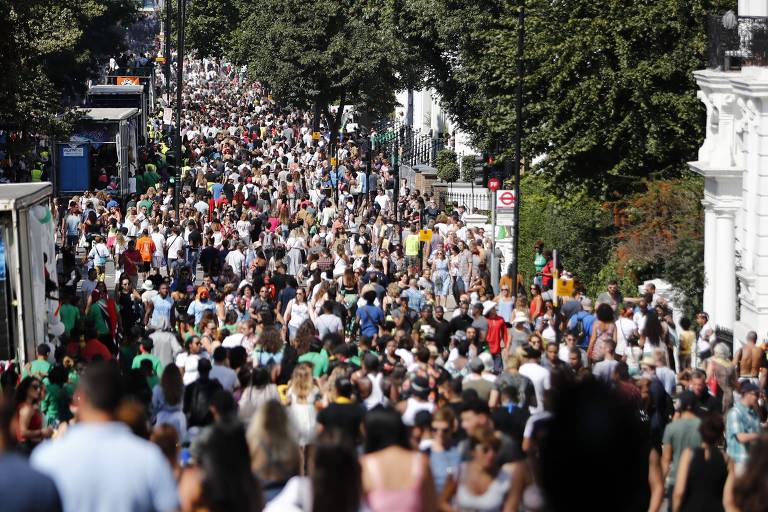 Multidão se concentra em festival em Notting Hill, em Londres