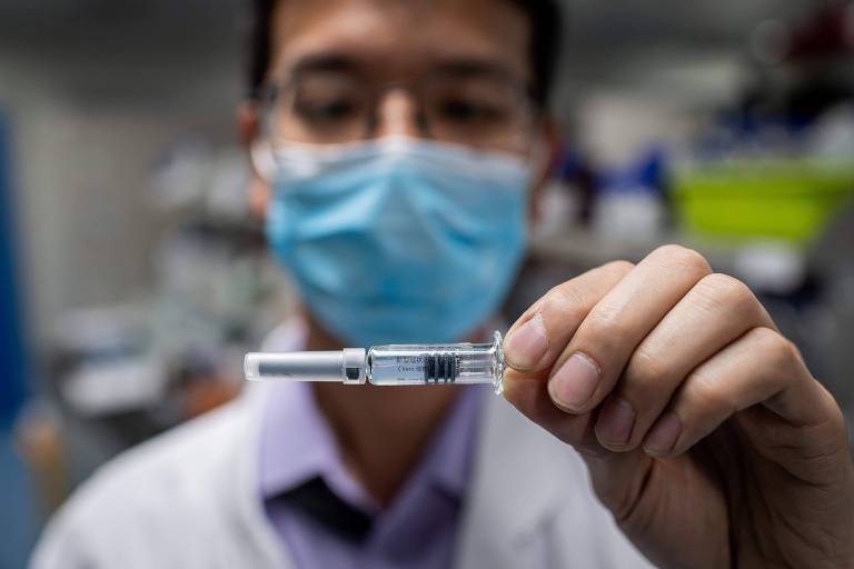 Vacina experimental para coronavírus desenvolvida pela Sinovac, no laboratório da empresa, na China