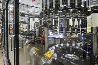 Especial industria 4.0:  Automatizacao. Na  fabrica da Unilever ( na cidade de Aguai , no interior de SP) maquinas operam no setor de desodorantes em aerosol com poucos operarios/funcionarios