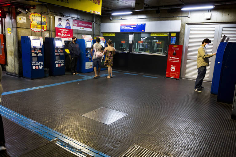 Bilheteria da EMTU no terminal Jabaquara (zona sul) tem álcool em gel, mas não há indicação sobre distanciamento