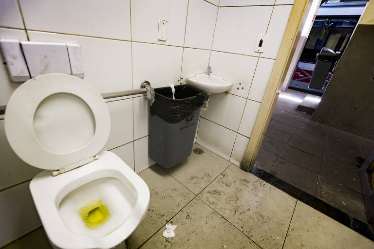 Banheiro do terminal Santa Cruz (zona sul) tem limpeza inadequada e falta de sabonete líquido