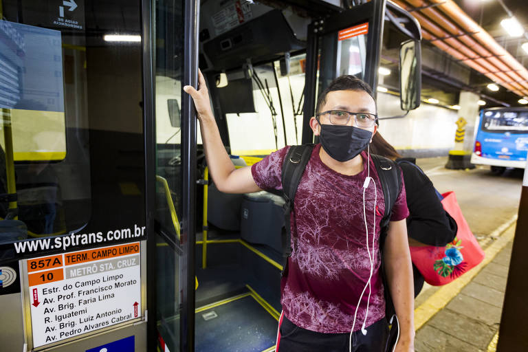 Repositor Valdemir Bezerra de Souza, 24, avalia que o poder público não oferece condições para que a população se proteja contra o coronavírus