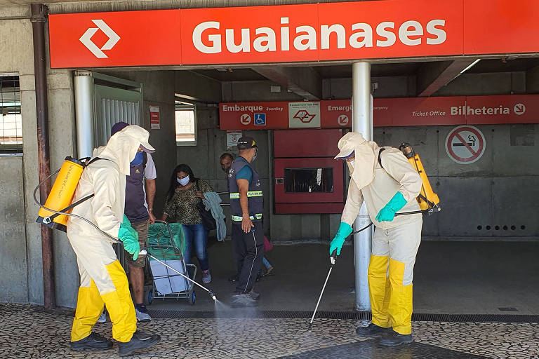 Na estação Guaianases, da CPTM, funcionários higienizam o chão; porém, não há álcool em gel para os passageiros