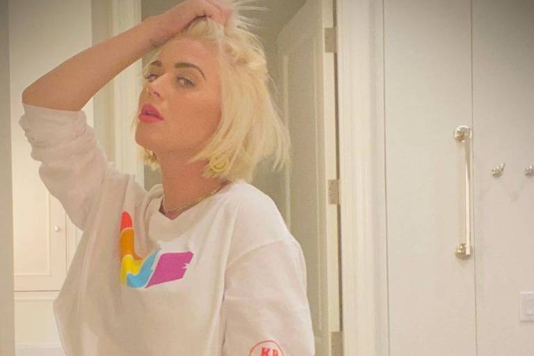 Katy Perry mostra barrigão de nove meses