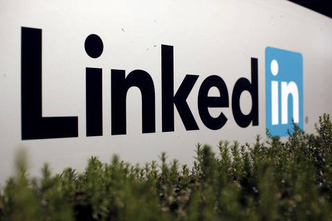 FILE PHOTO: The logo for LinkedIn Corporation is shown in Mountain View, California, U.S. February 6, 2013.   REUTERS/Robert Galbraith/File Photo ORG XMIT: FW1