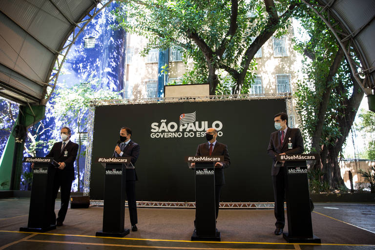 O governador João Doria (PSDB) durante coletiva nesta terça-feira (21), no Hospital das Clínicas da Faculdade de Medicina da USP, após acompanhar o  início dos testes da vacina contra o novo coronavírus