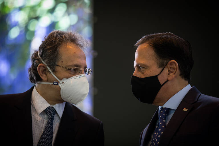 O governador João Doria ao lado do infectologista Esper Kallás no Hospital das Clínicas da Faculdade de Medicina da USP, em São Paulo 