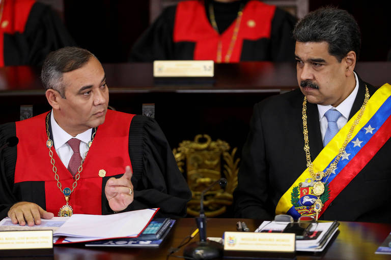 Maikel Moreno (esq.) e o ditador venezuelano, Nicolás Maduro, participam de cerimônia no Tribunal Supremo de Justiça, em Caracas