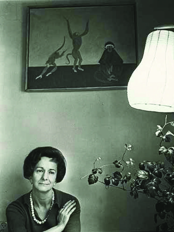 A escritora Wislawa Szymborksa em seu apartamento conhecido como "gaveta", em Cracóvia, abril de 1966.