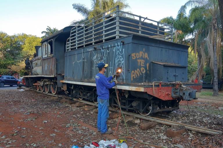 Os trabalhos duraram uma manhã inteira na praça de Ribeirão, e foi necessário usar maçarico para abrir a lateral da locomotiva para a saída de ratos que infestavam a maria-fumaça