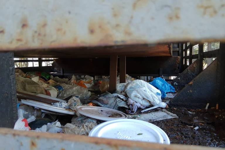 O interior da locomotiva estava tomado por lixo, preservativos usados, peças de roupas e cobertas, usadas pelos moradores de rua