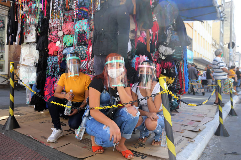 Reabertura do comercio popular na região da 25 de Marco. Fernanda Evelin da Silva Almeida, Joyce Augusto Ozeldi e Milena Macena em uma das poucas bancas que conseguiu seguir as regras da quarentena