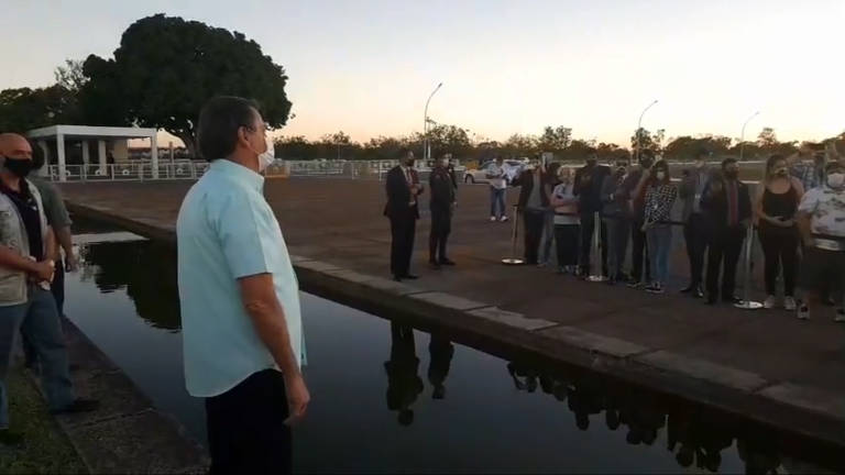 O presidente brasileiro Jair Bolsonaro continua cumprimentando apoiadores no Palácio da Alvorada após receber o resultado positivo para Covid-19