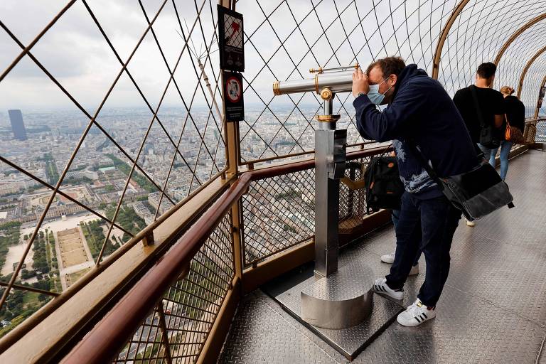 Visitante na Torre Eiffel, após reabertura do local 