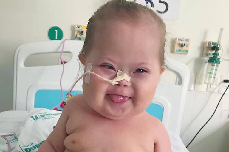 Bebê sorrindo no hospital