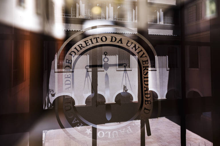 Foto em dupla exposição do patio interno da Faculdade de Direito da USP ( no Largo São Francisco) e emblema da Universidade 