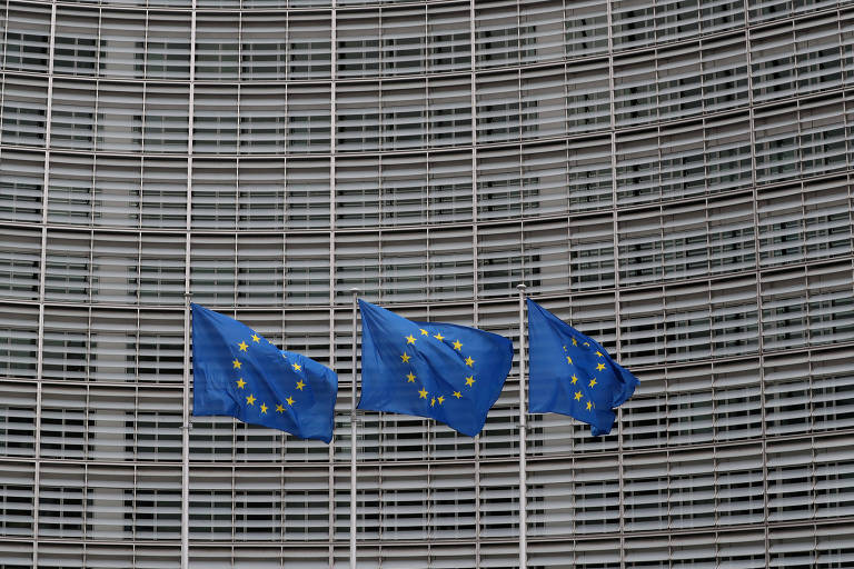 Bandeiras da União Europeia do lado externo da sede da Comissão Europeia, em Bruxelas