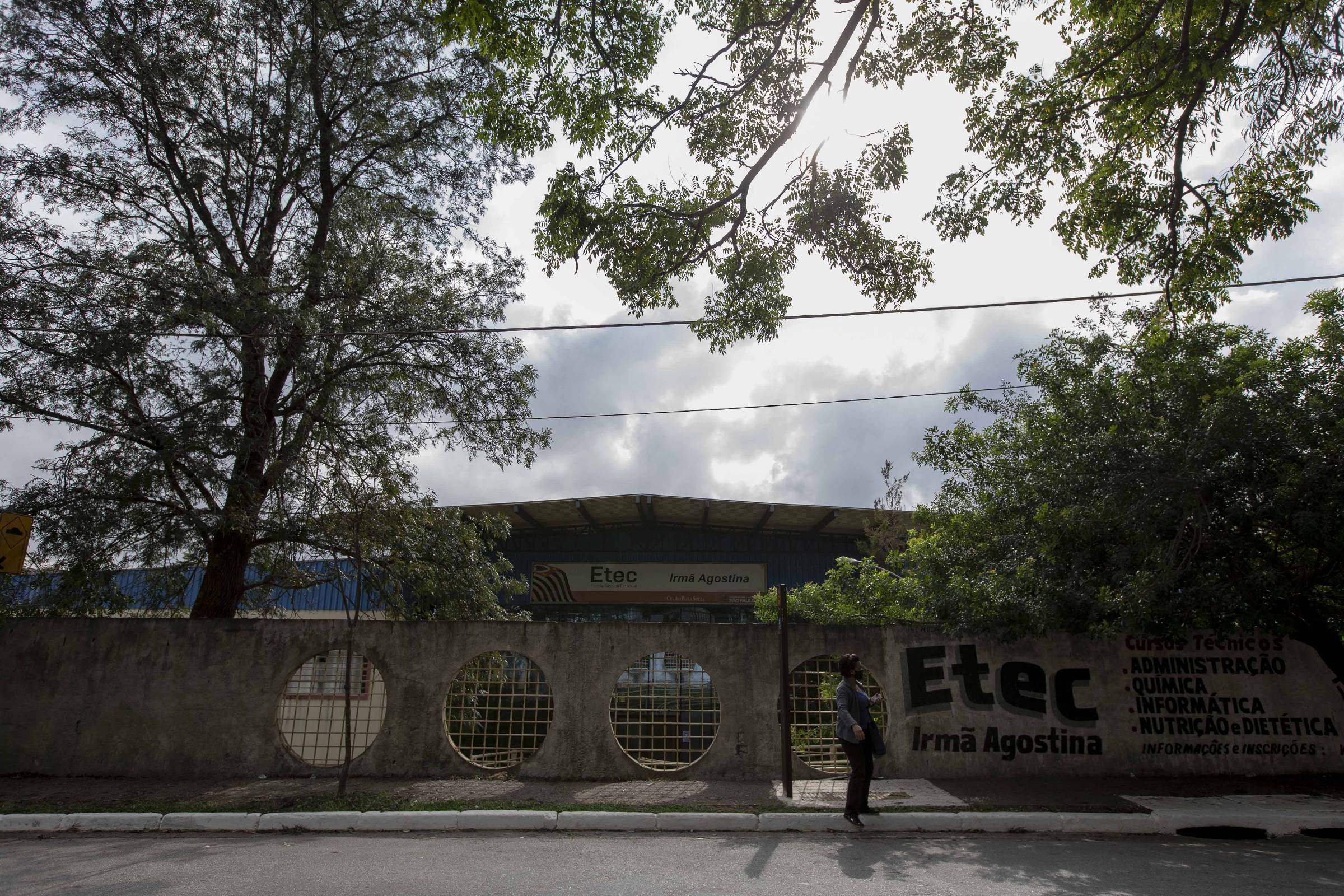 Duas escolas de Campinas suspendem aulas após surto de Covid