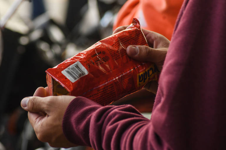 Salgadinhos e bolachas são opções na falta de alternativas mais nutritivas