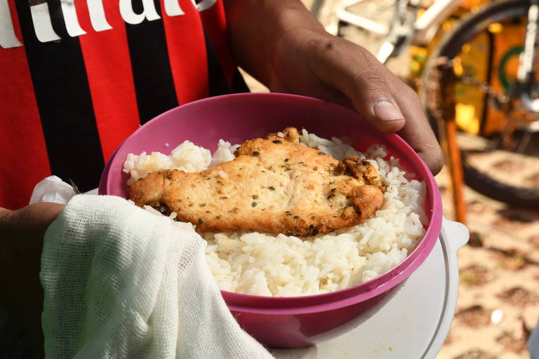 Marmitas frias de arroz com apenas um acompanhamento são comuns entre os trabalhadores dos aplicativos de entrega