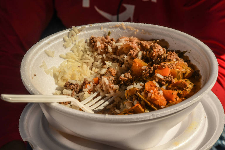 Entregador que recebeu marmita gratuita de um restaurante. "Arroz, carne moída e jerimum. Se não fosse isso não ia comer nada."