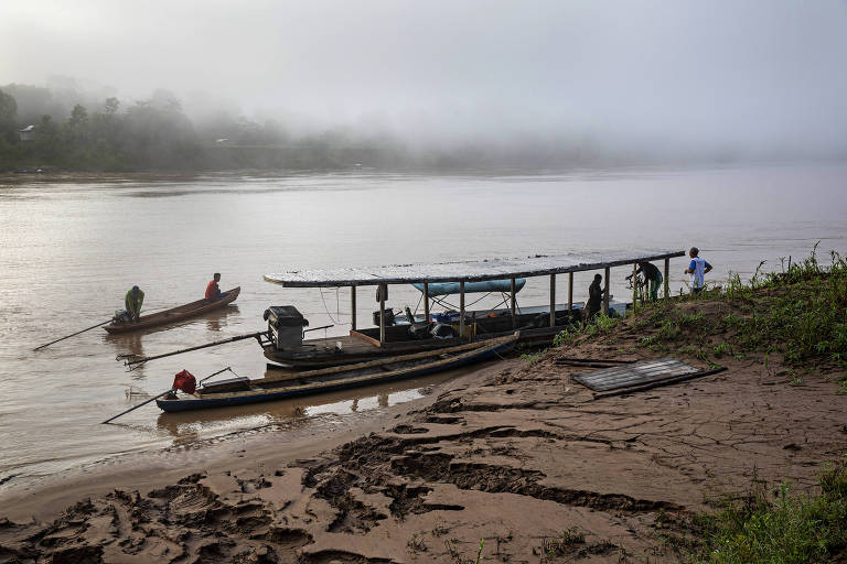 Movimentação de embarcações no rio Purus, em frente a comunidade Maracaju I, dentro da Reserva Extrativista Arapixi.