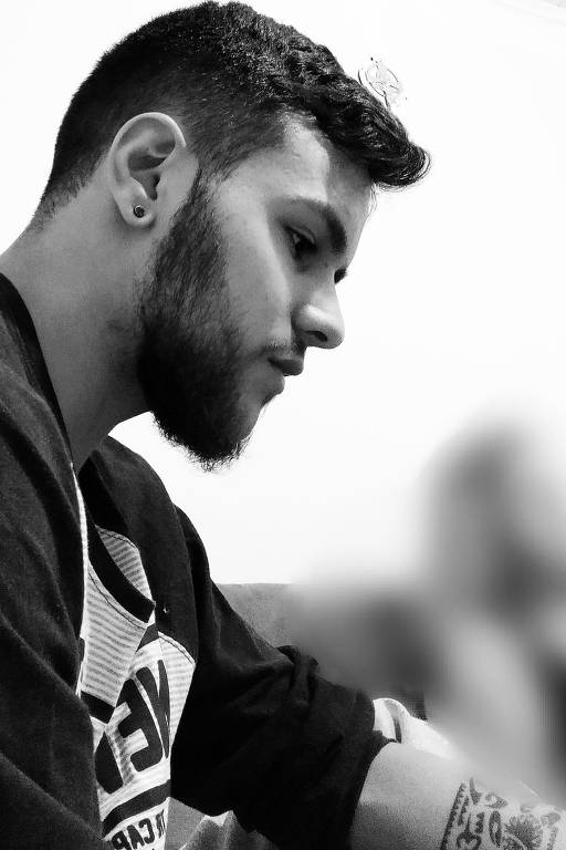 Christian dos Santos, 20, estudante de Educação Física na modalidade EaD na Unicesumar, em Pinhão (PR), vê um lado positivo nesse tipo de ensino: "é bom porque eu posso fazer a minha rotina de estudos e me distraio menos"