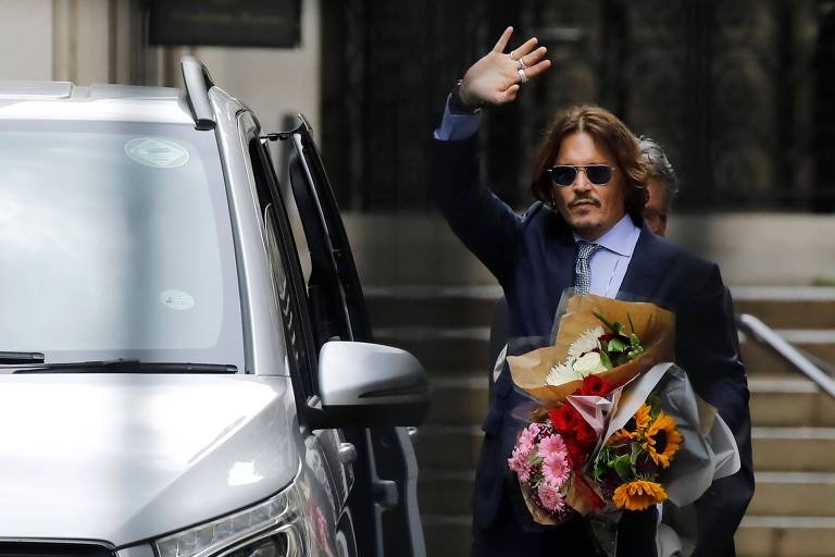 Johnny Depp deixa corte de Londres