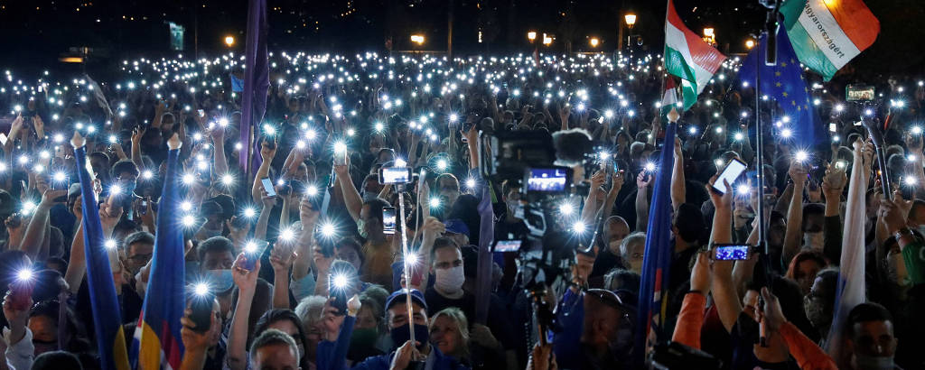 Com luzes de telefones celulares, manifestantes protestam pela liberdade de imprensa em Budapeste, na Hungria