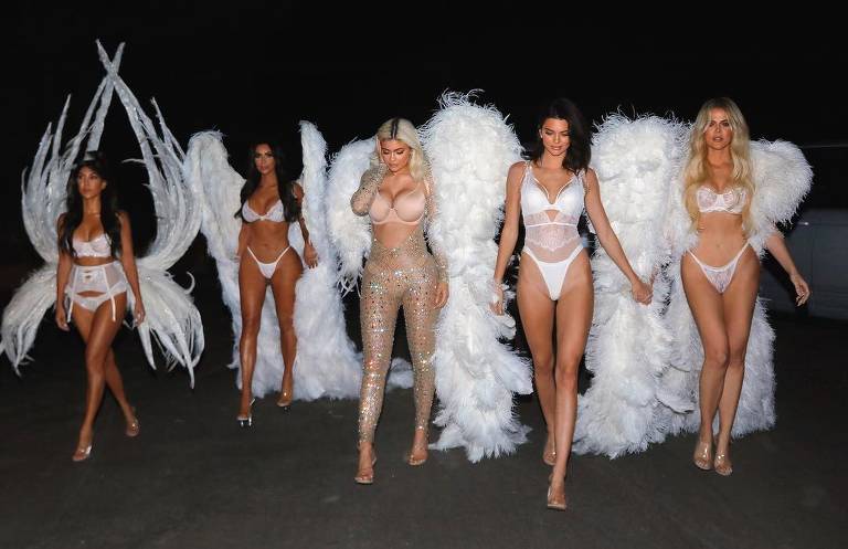 As irmãs Kardashian pegaram emprestadas as asas da marca Victoria's Secrets para suas fantasias de halloween 