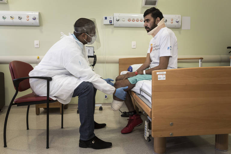 Eberton recebe instruções do enfermeiro Antenor Bispo para saber como enfaixar a perna para o uso da prótese