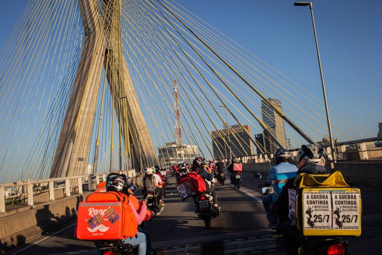 Segunda manifestação nacional de entregadores de aplicativos; na foto, diversos motoboys passam pela ponte Estaiada, na zona Sul de São Paulo