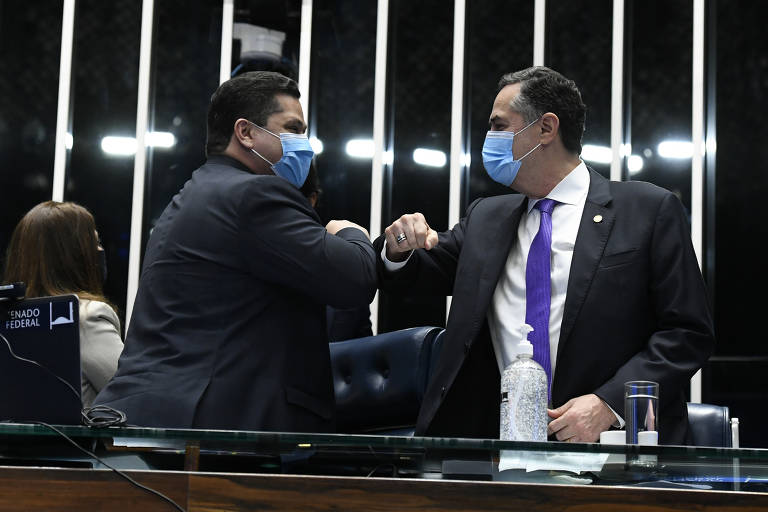 Presidente do Senado Federal, senador Davi Alcolumbre (DEM-AP), cumprimenta o presidente do Tribunal Superior Eleitoral (TSE), ministro Luís Roberto Barroso