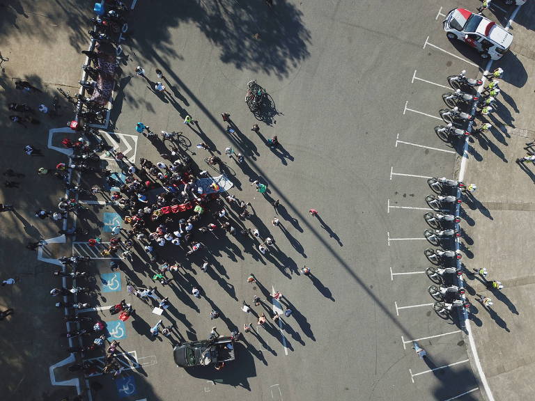 Vista aérea dos entregadores de aplicativo durante a manifestação "Breque dos Apps" no Estádio do Pacaembu, em São Paulo na manhã deste sábado (25); motoboys fazem protesto por melhores condições de trabalho