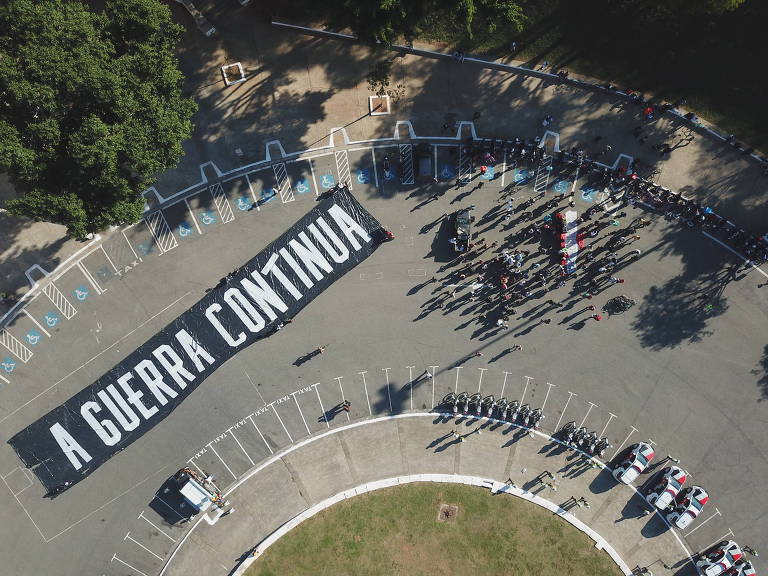 Vista aérea dos entregadores de aplicativo durante a manifestação "Breque dos Apps" no Estádio do Pacaembu, em São Paulo na manhã deste sábado (25); motoboys fazem protesto por melhores condições de trabalho