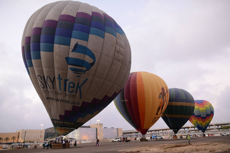 Balões de ar quente colorem céu em Israel; veja fotos de hoje