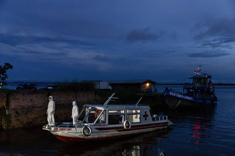 Ambulância flutuante com pacientes com coronavírus chega a Manacapuru, Amazonas