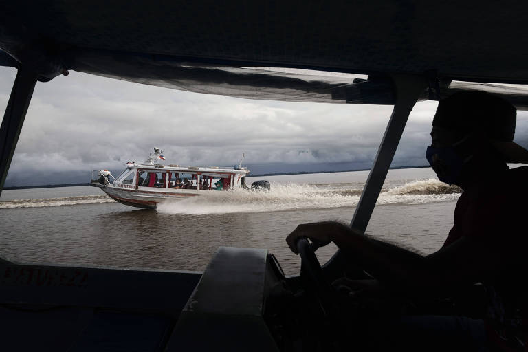 Uma equipe médica de Manacapuru viaja de barco pela Amazônia para testar os residentes em busca de coronavírus em comunidades inacessíveis por estrada, na Ilha Marrecão