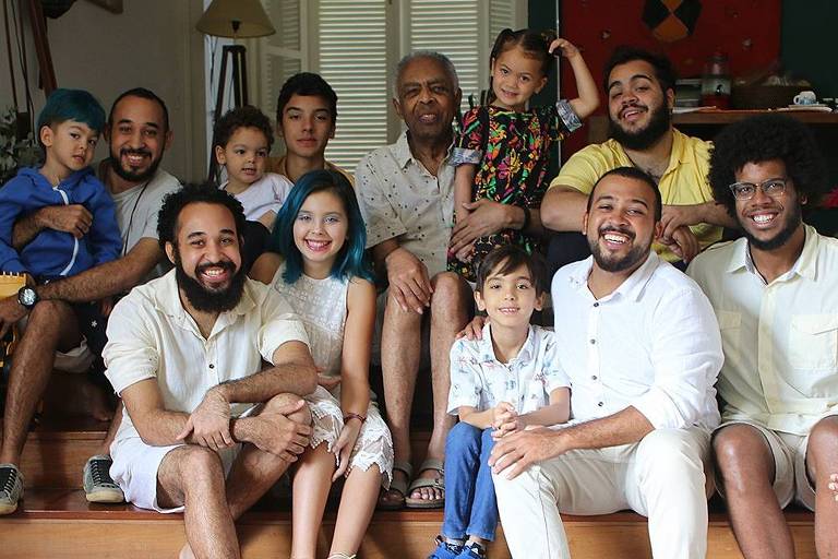 Gilberto Gil celebra Dia dos Avós com foto ao lado dos dez netos e da bisneta: 'Saudade'
