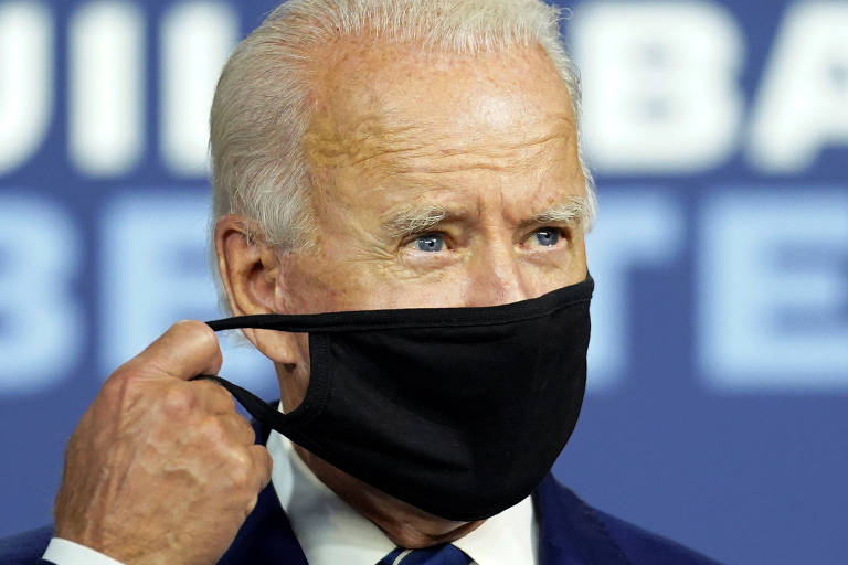 O democrata Joe Biden retira máscara para discursar em evento de campanha em New Castle, no estado de Delaware