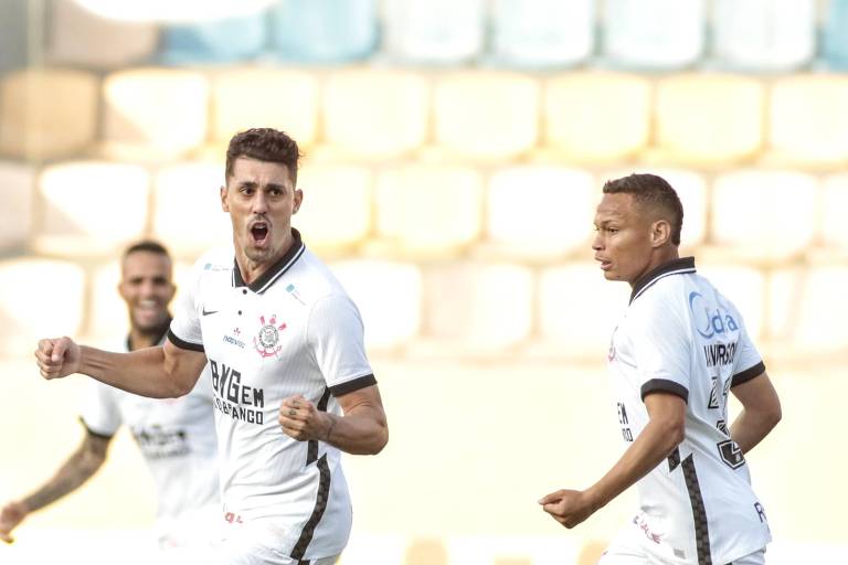Danilo Avelar (à esq.) comemora o primeiro gol do Corinthians