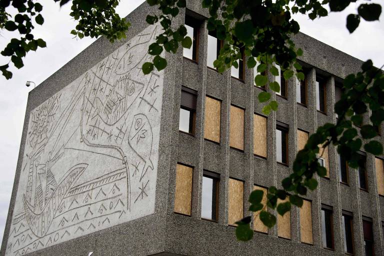 Duas gravuras projetadas por Pablo Picasso, que sobreviveu ao ataque de Anders Behring Breivik a um bloco do governo de Oslo, na Noruega, em 2011, foi retirado em 27 de julho de 2020 devido o espaço estar à beira da demolição
