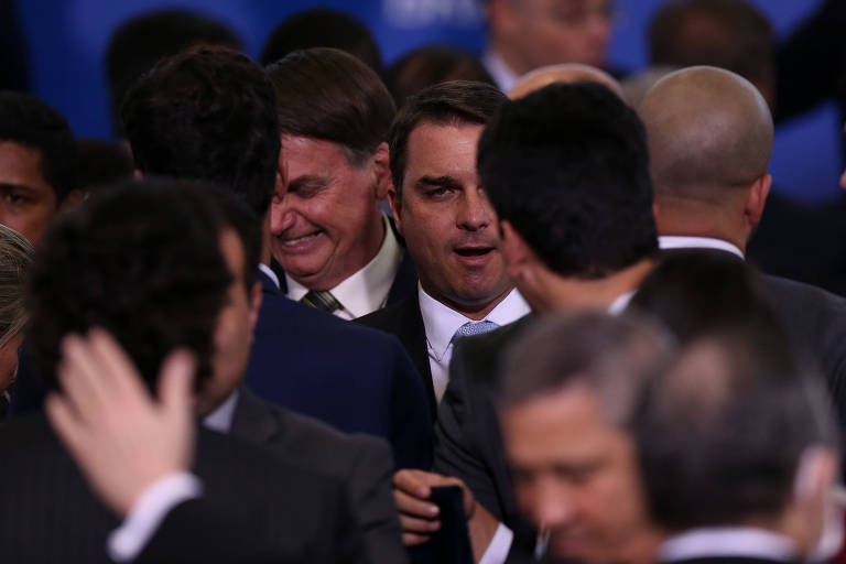 O senador Flávio Bolsonaro, ao lado de Jair Bolsonaro, Michelle Bolsonaro, Hamilton Mourão, dos ministros Dias Toffoli e Gilmar Mendes na cerimônia de posse do novo ministro da Justiça André Mendonça, no Palácio do Planalto