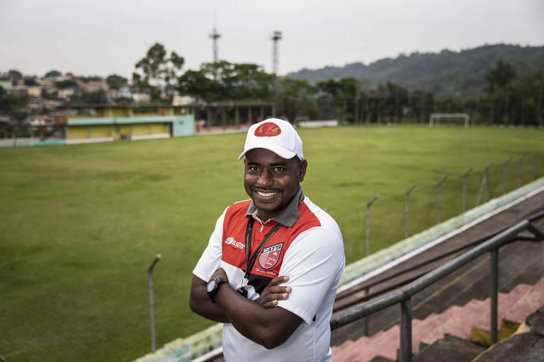 Baiano era um dos poucos técnicos negros do futebol profissional paulista em 2019. Ele comandava o Taboão da Serra