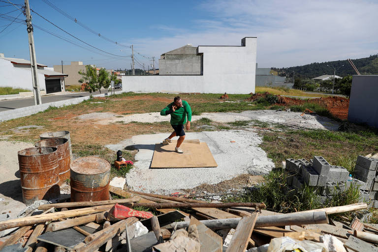 Darlan Romani improvisou local de treinamento em terreno baldio de Bragança Paulista