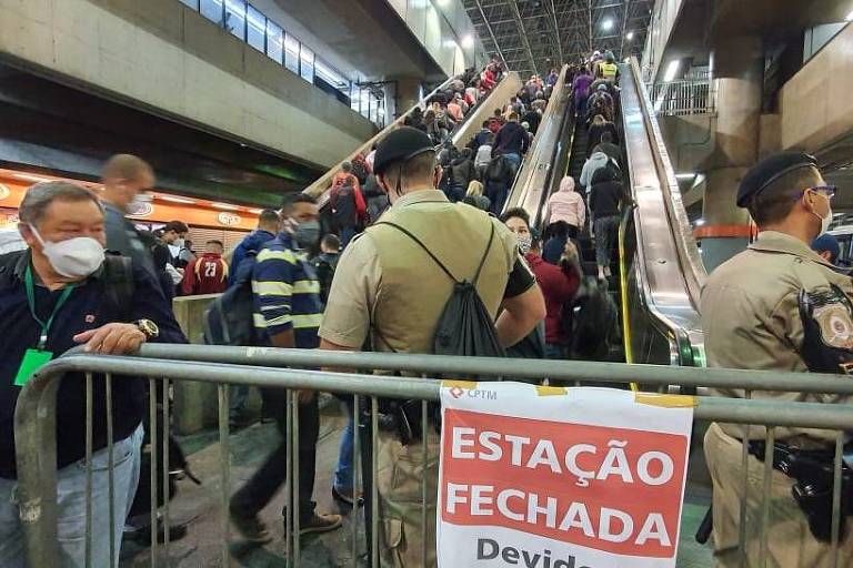 Metroviários suspendem greve, mas estações ficam superlotadas